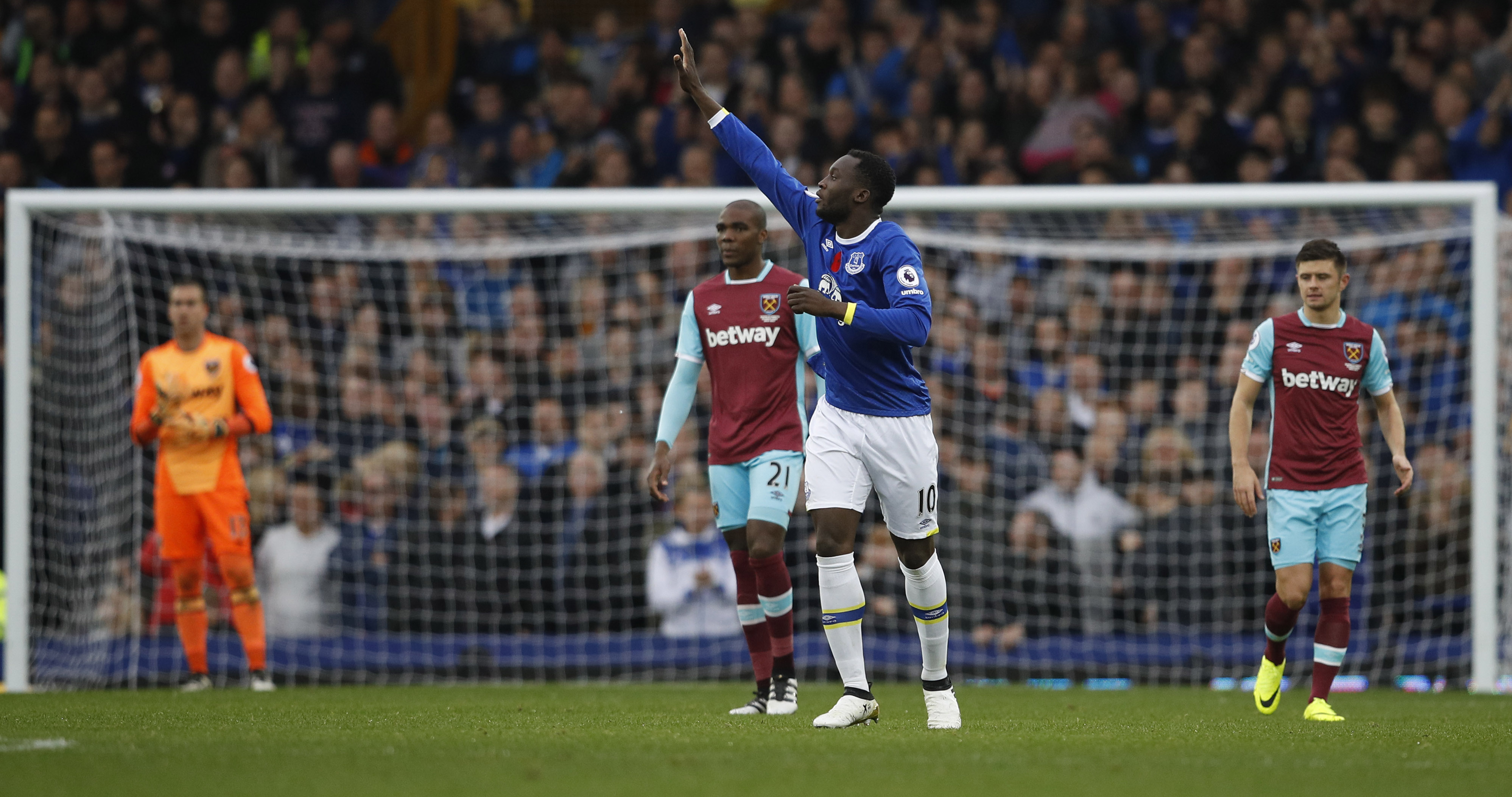 2016-10-30T143849Z_120839929_MT1ACI14656267_RTRMADP_3_SOCCER-ENGLAND-EVE-WHU