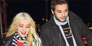 aguilera_christina_061210_316.bin