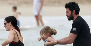 garner_affleck_030110_316.bin