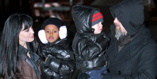 pitt_brad_jolie_angelina_311209_316.bin