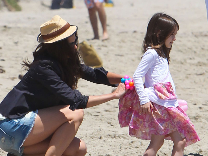 cruise_suri_holmes_katie04_310511_800_1.bin