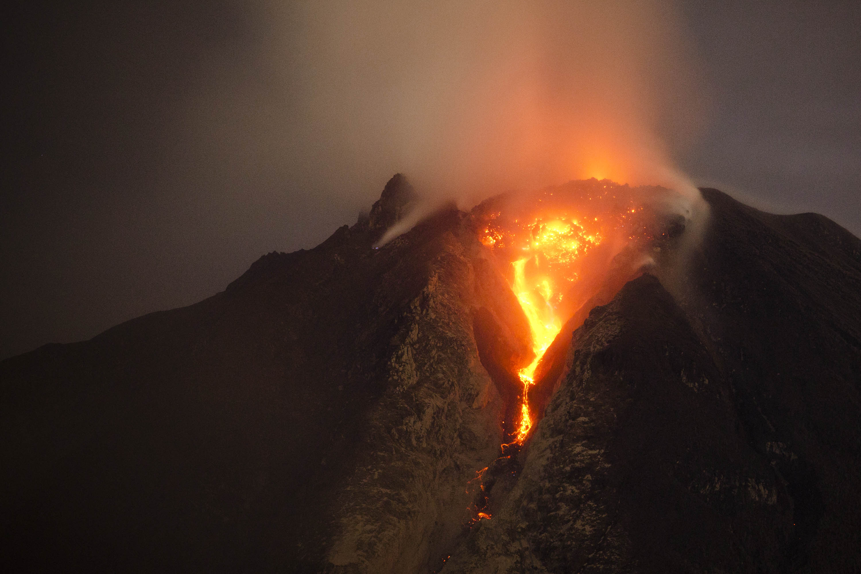 Lava s Mount Sinabunga na Sumatri