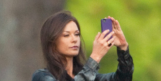 zeta_jones_chaterine_290411_316.bin