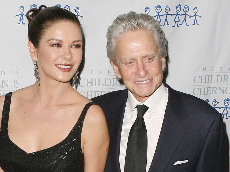 zeta_jones_douglas_221111_800.bin