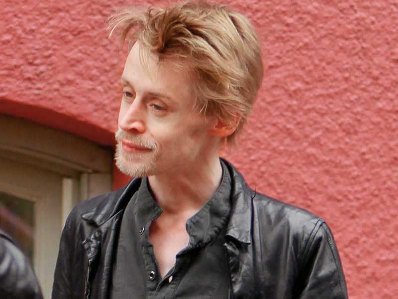 exclusive-macaulay-culkin-greets-fans.bin