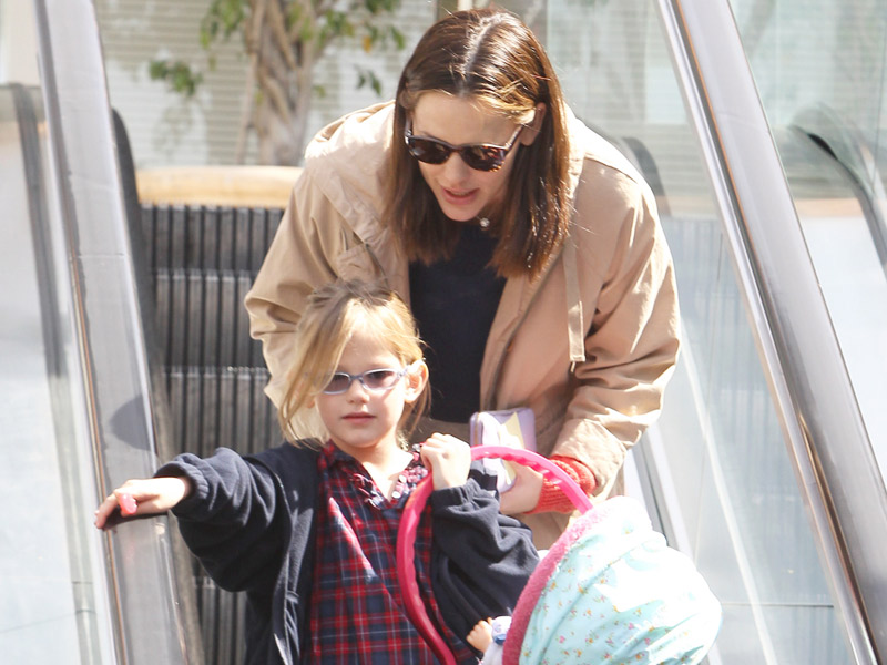 garner_jennifer_violet_130312_800.bin