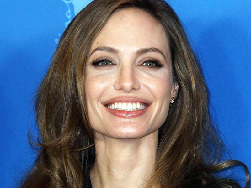 jolie_angelina2_110212_800.bin