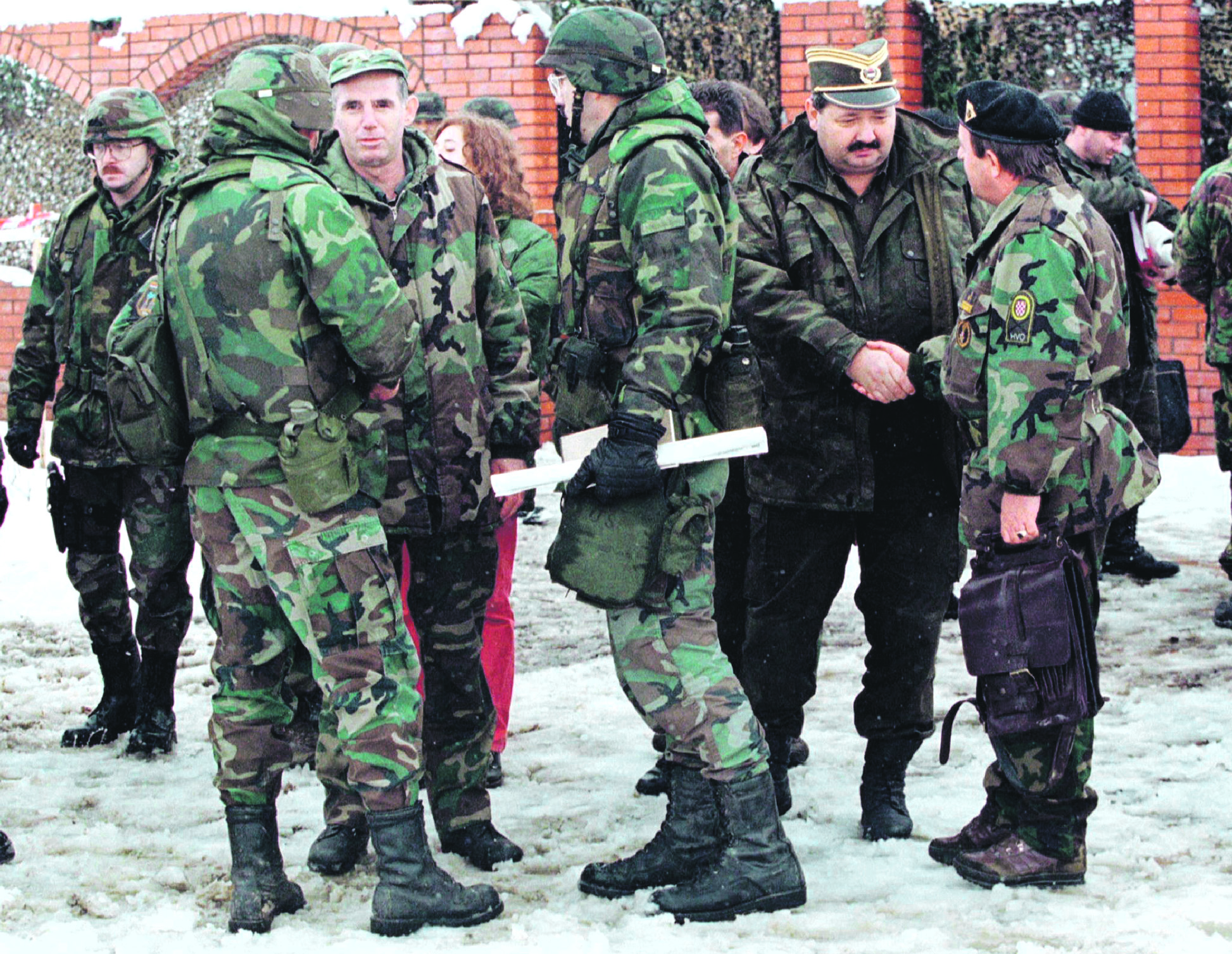 Arhivska fotografija: General HVO-a Đuro Matuzović (skroz desno) rukuje se s generalom vojske bosanskih Srba Novicom Šimićem (desno), a američki general Willams Nash (okrenut leđima, u sredini) razgovora sa pukovnikom Armije BiH Muharemom Efendićem 
