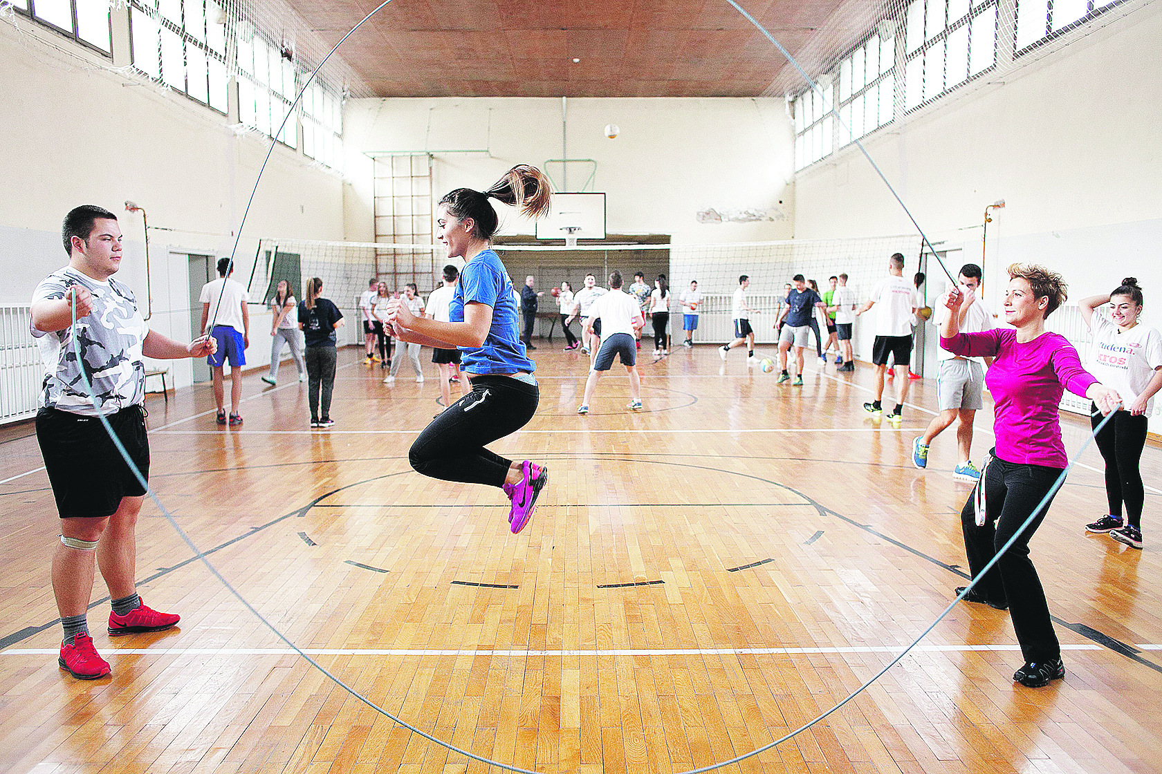 Nastavnica tjelesnog Ivana Kutle (desno) s učenicima.