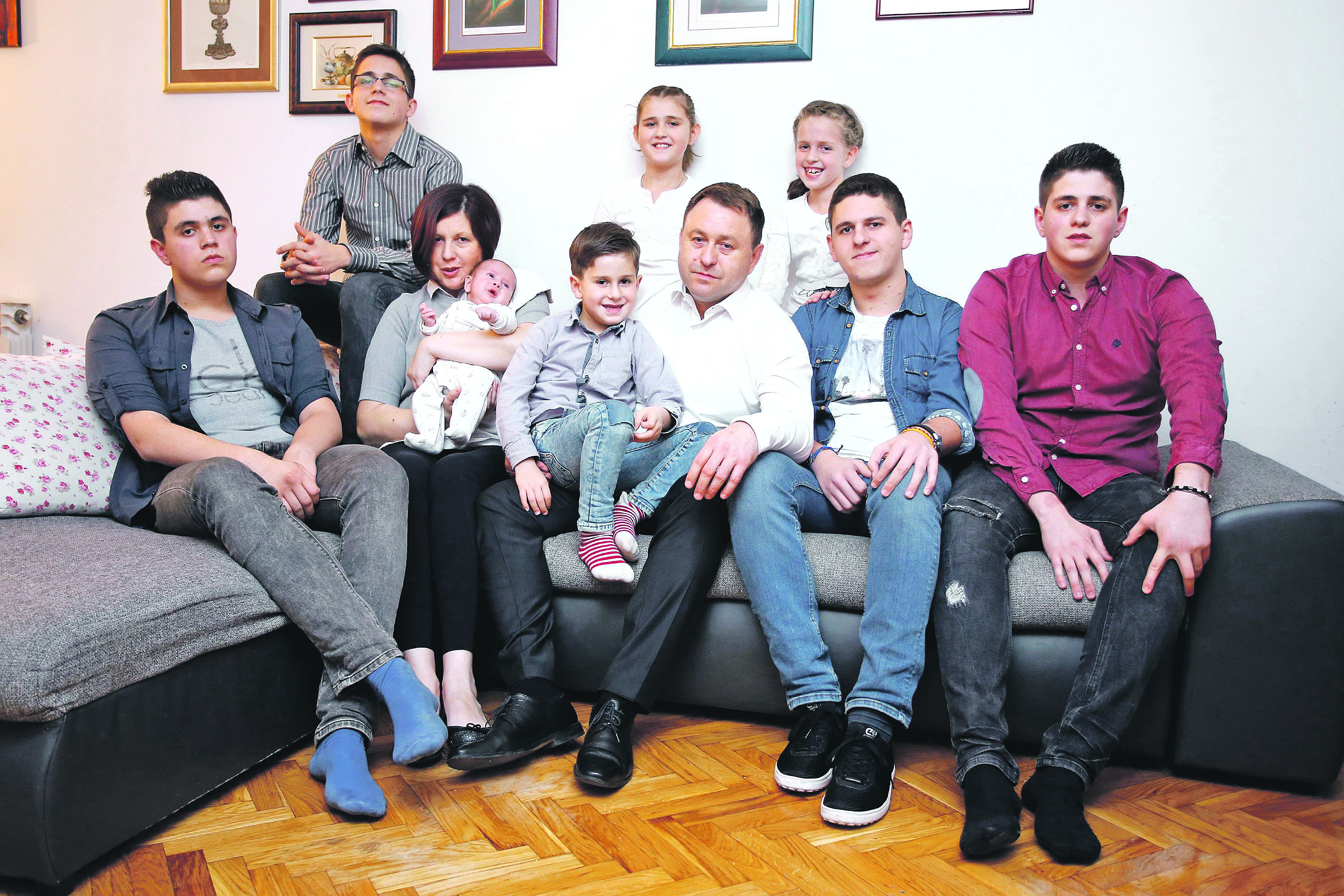 Ante i Anđa Deur, koji su se upoznali 1991., i njihovo osmero djece: mjesec i pol stari David, studenti Ivan i Matej, srednjoškolci Eugen i Domagoj, osnovnoškolke Emanuela i Estera te petogodišnji Mihael