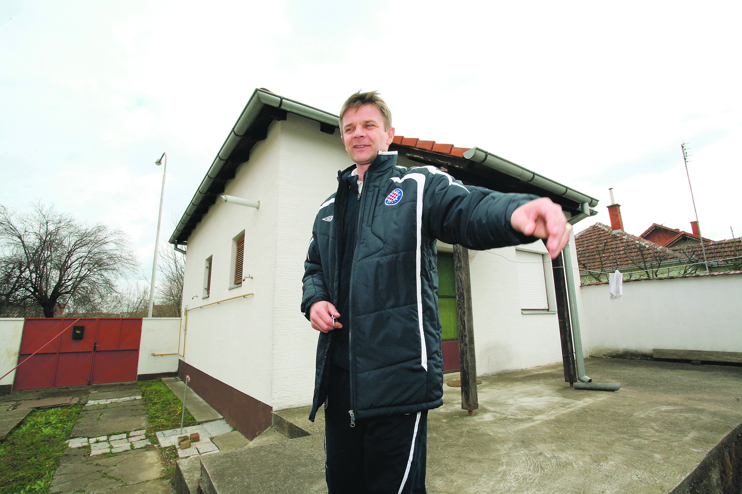 Ante Miše ispred obiteljske kuće u kojoj je odrastao u Borovu naselju