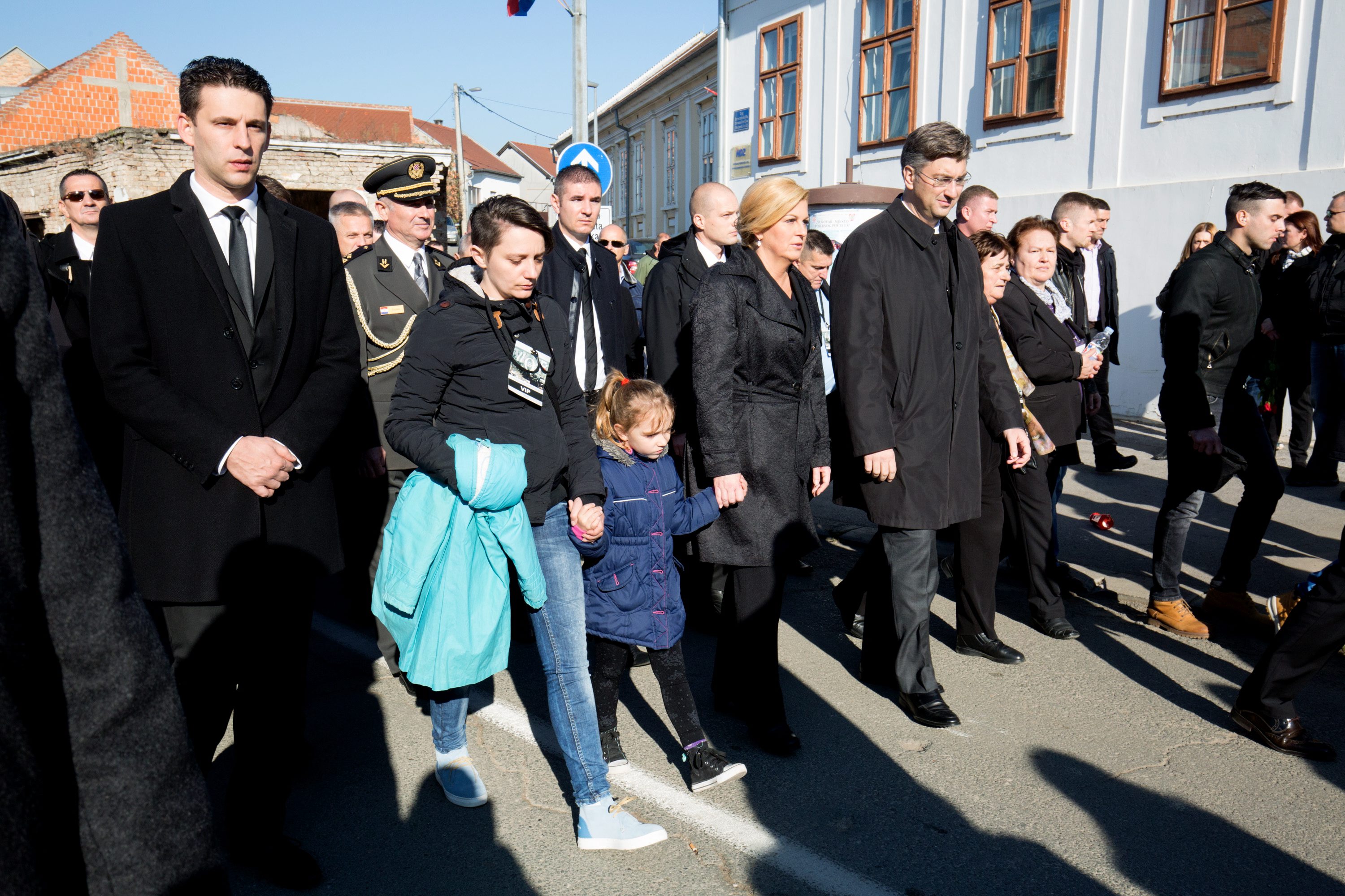 Kolinda Grabar Kitarović s Željkom Jurić Mitrović i njenom kćerkom predvodi kolonu sjećanja. Željka Mitrović je zahvaljujući fotogtrafiji snimljenoj 1991. postala simbolom stradanja djece. Uz njih su u koloni i Andrej Plenković i Božo Petrov. 