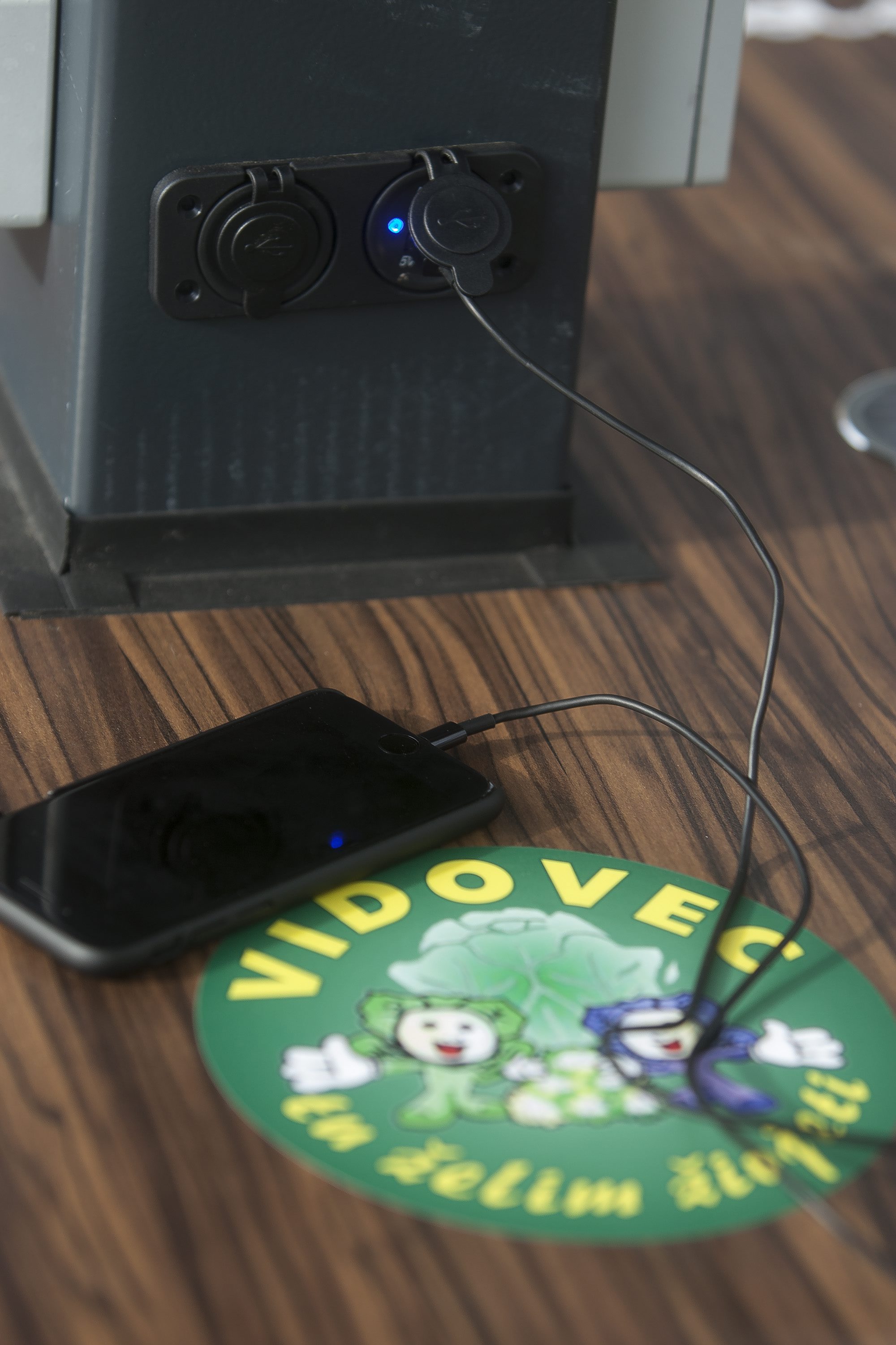 Pametna klupa ispred škole u mjestu Nedeljanec