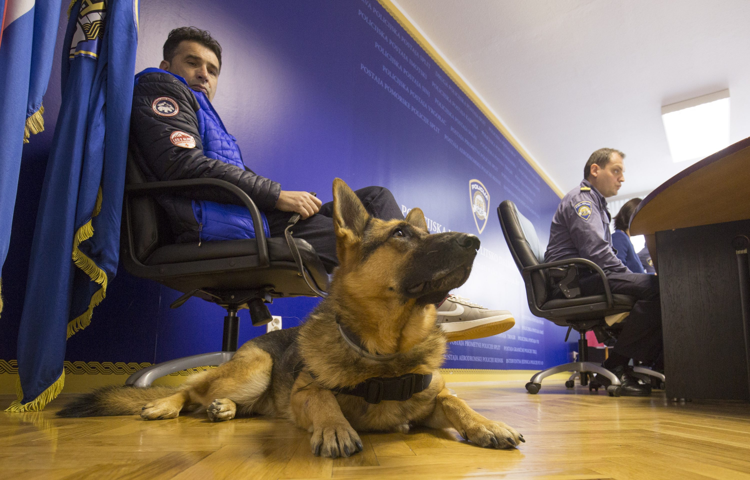 Policijac Ivica Tolić i policijski pas Blondi