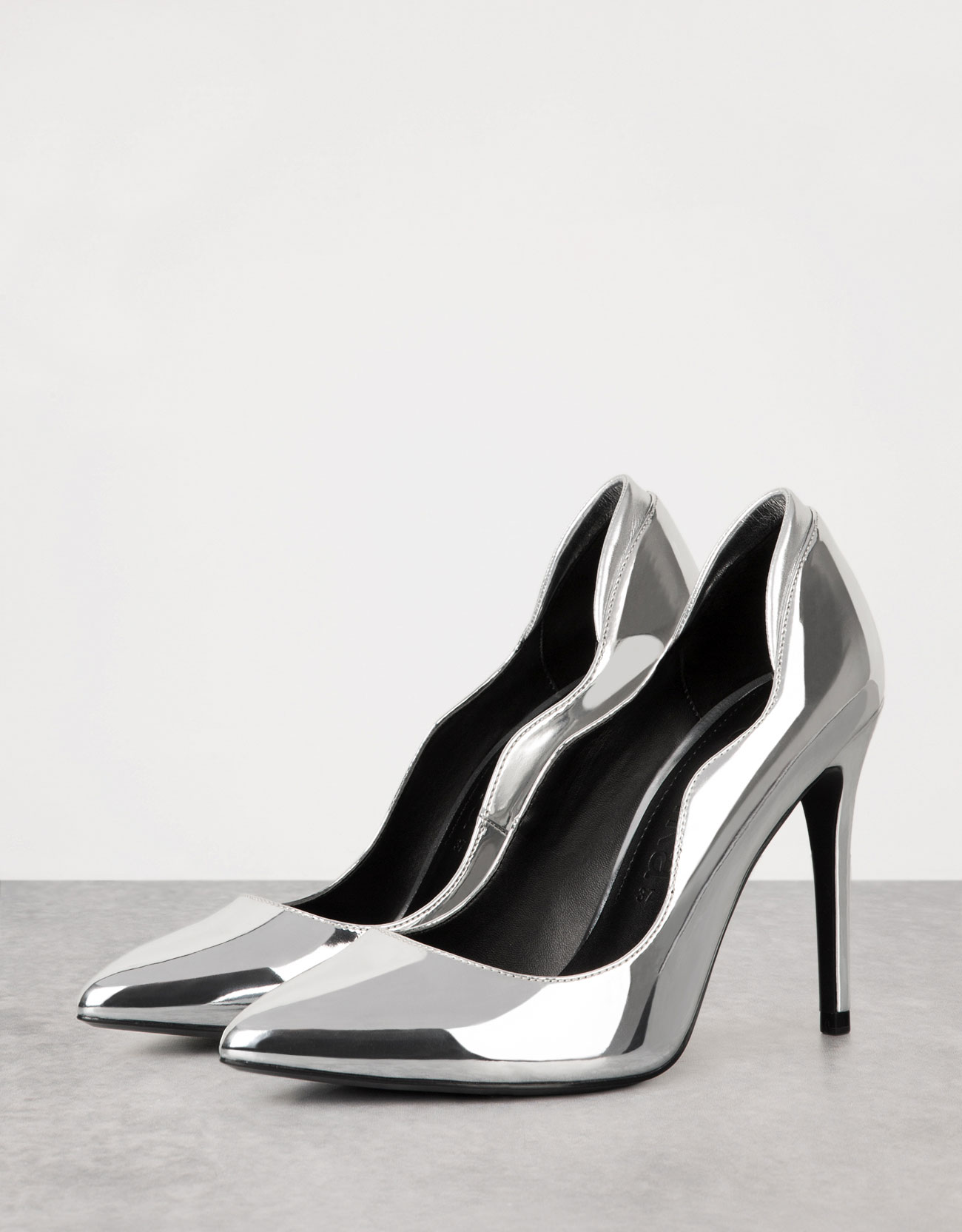 Metalik cipele Bershka, 229,90 kn 