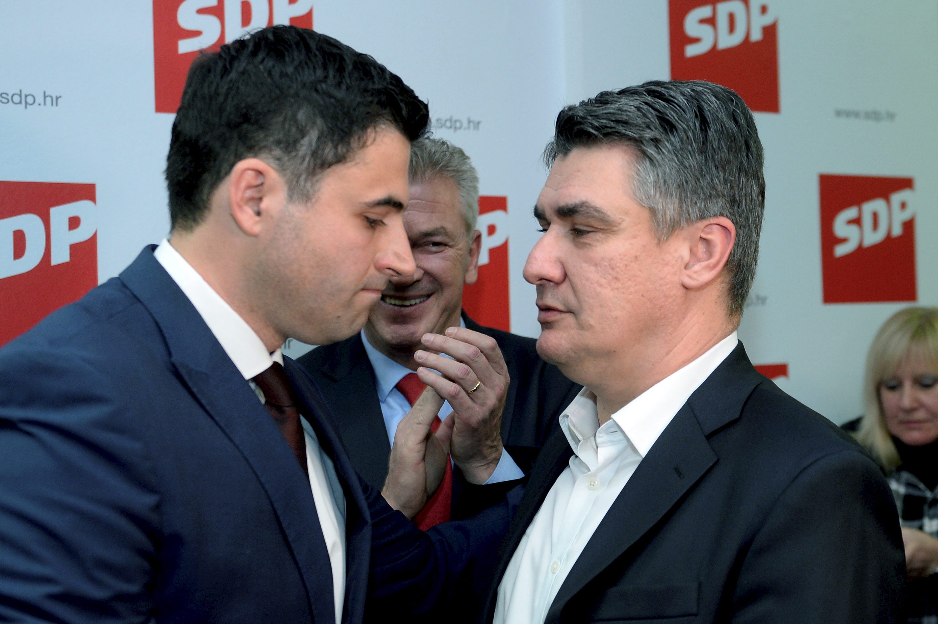 Zoran Milanović čestita Davoru Bernardiću, u pozadini nasmiješeni gubitnik Ranko Ostojić