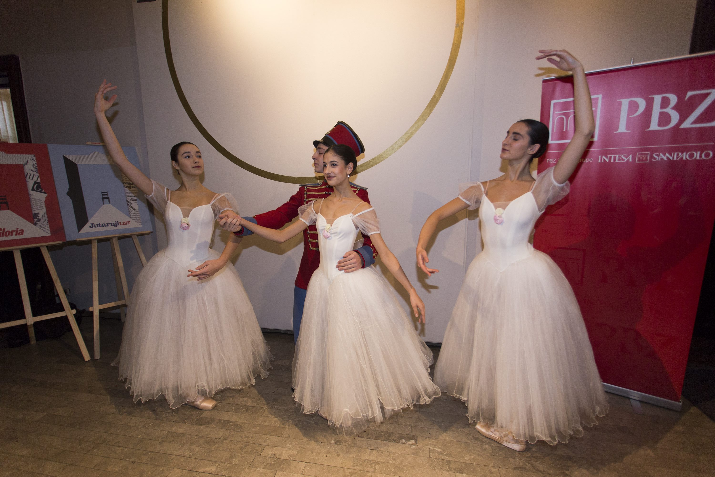 Otvorenje izložbe Orašar u zagrebačkom Muzeju za umjetnost i obrt koja ilustrira povijest baleta Orašar na sceni Hrvatskog narodnog kazališta, a uključuje kostime, skice i fotografije praizvedbi. Autorica idejnog koncepta i voditeljica projekta je Vesna Ledić, a autorica i kustosica izložbe je Arijana Koprčina.