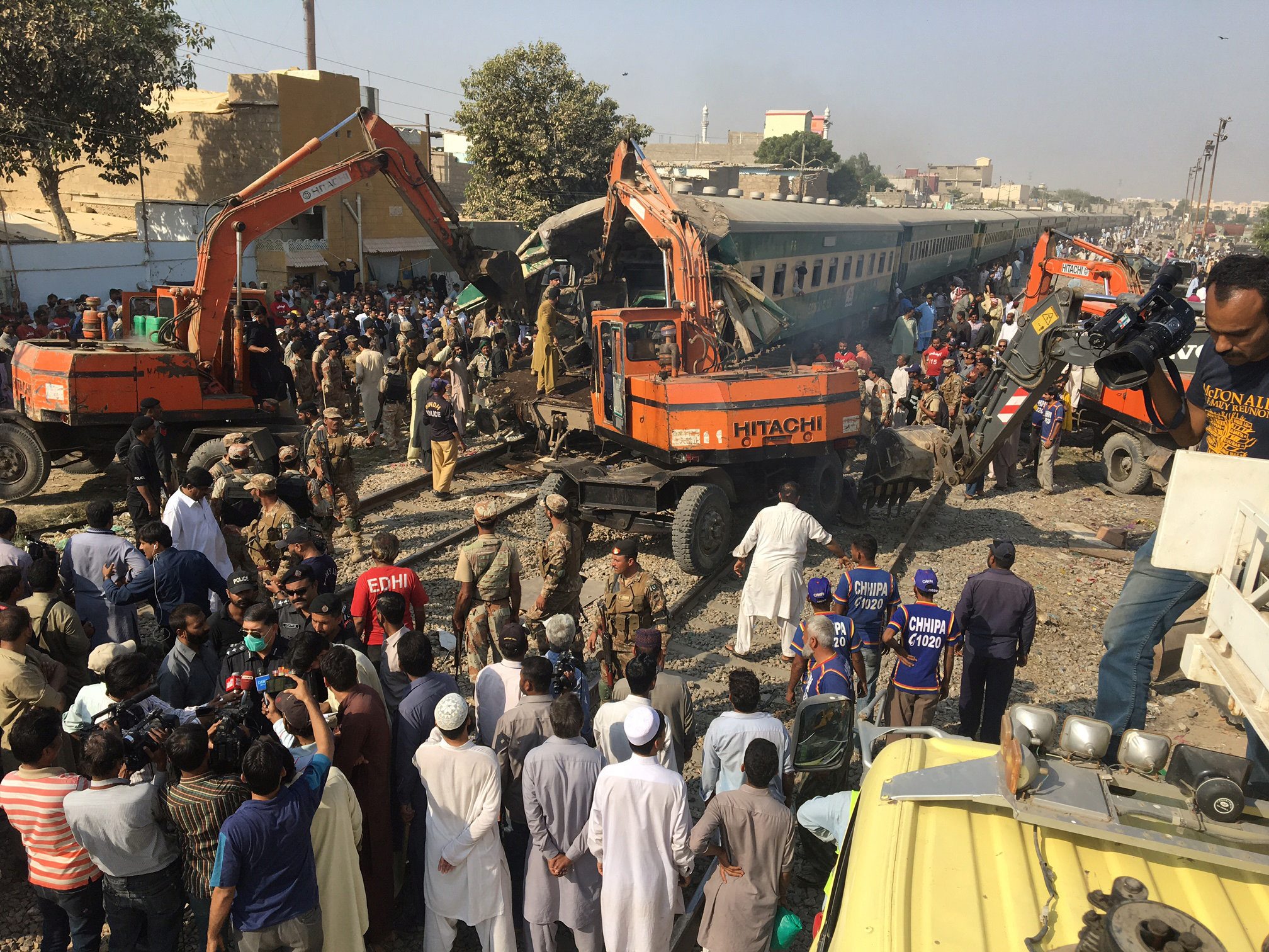 2016-11-03T051458Z_692464471_S1BEUKQMOWAB_RTRMADP_3_PAKISTAN-ACCIDENT