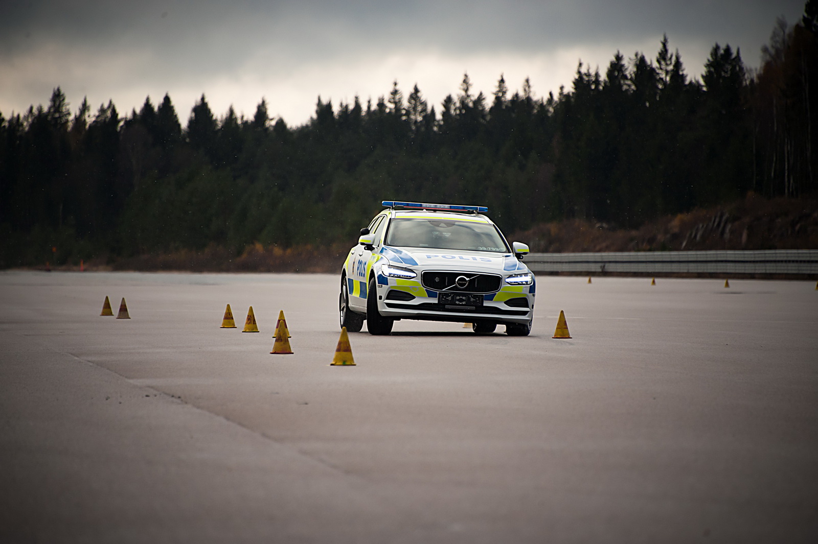 2016-volvo-v90-police-3