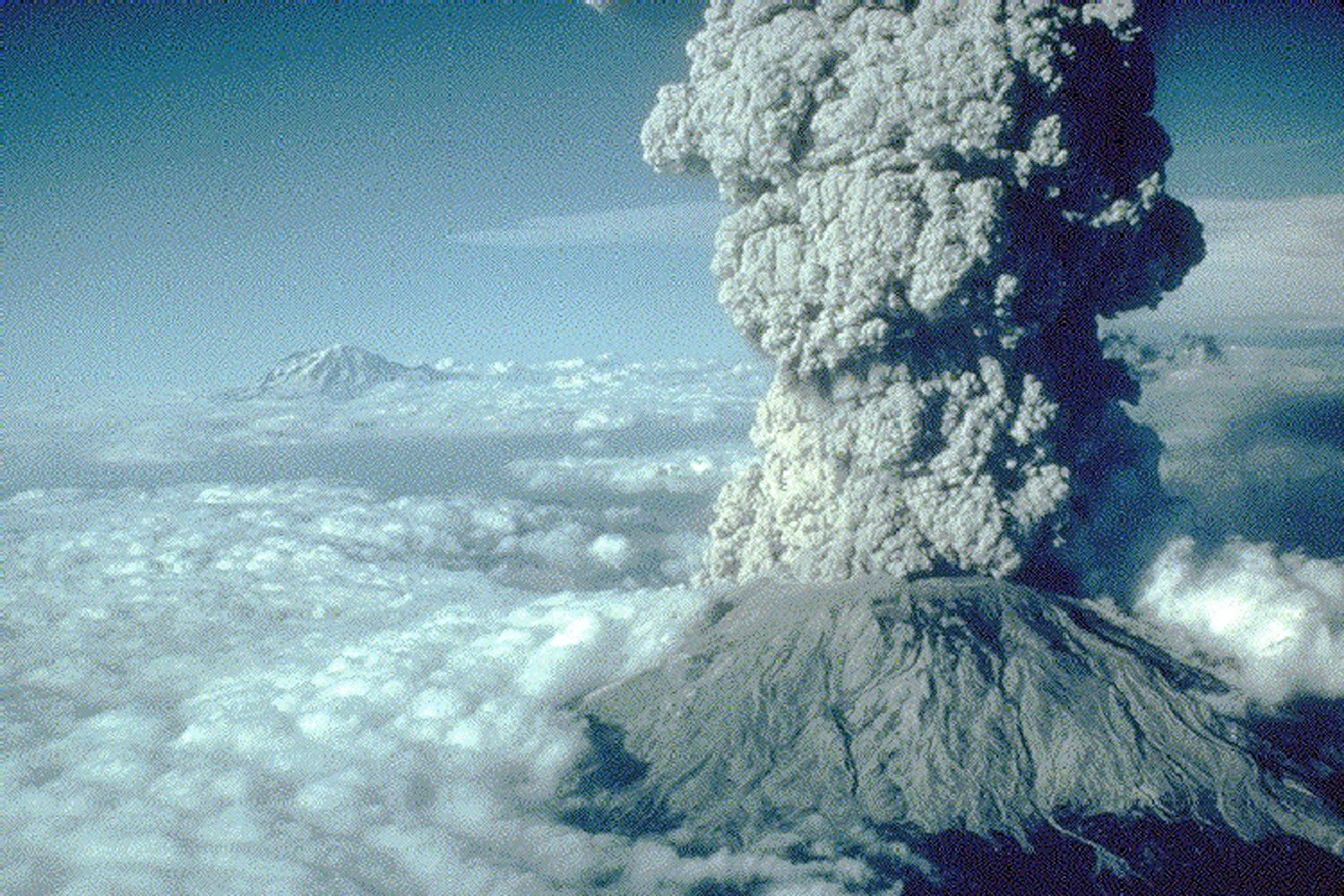 Sv. Helena tijekom erupcije 1980. godine koja je raznijela cilje vrh planine