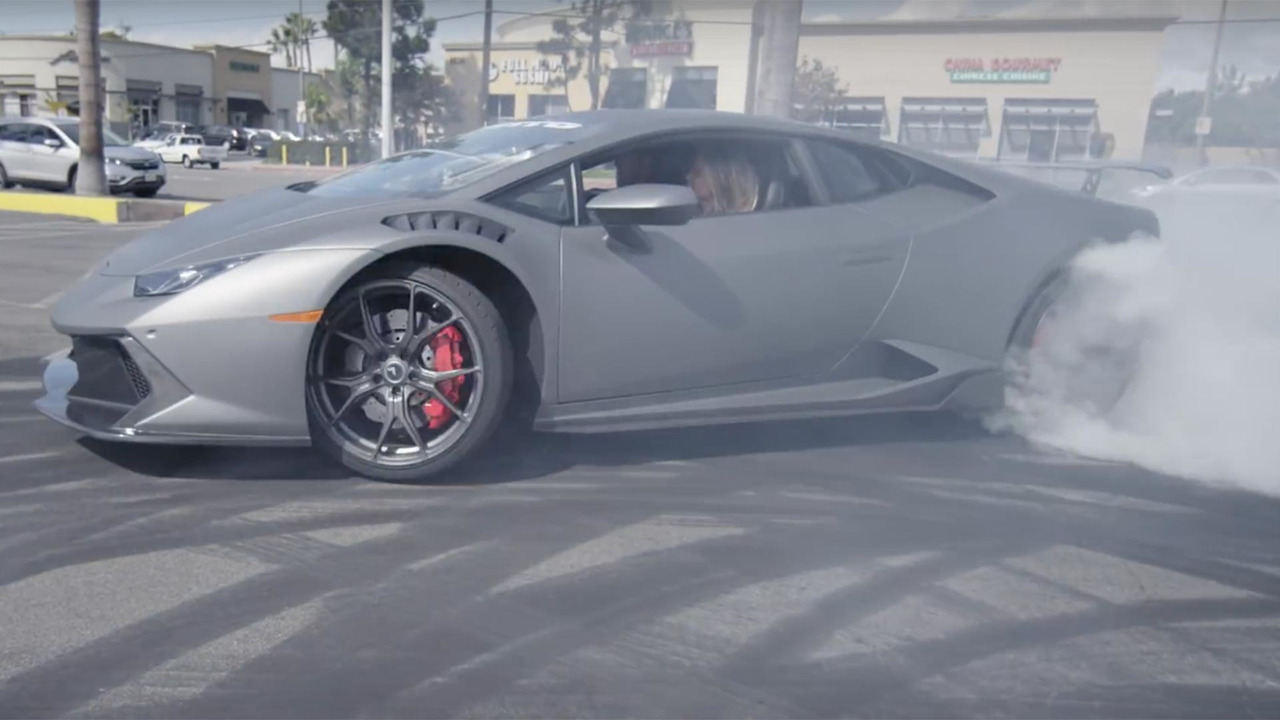 lamborghini-huracan-drifts-at-dealer