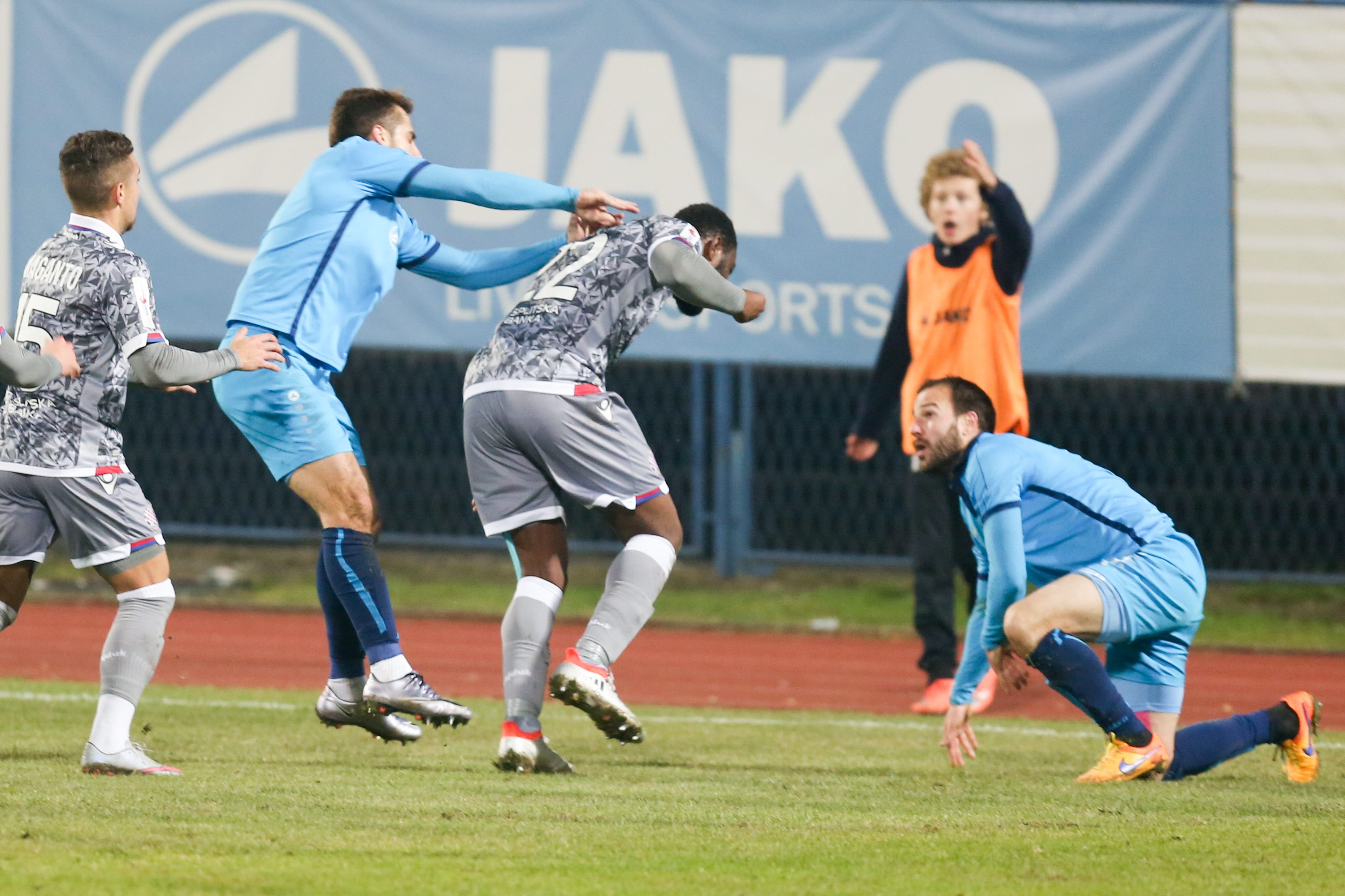 Muženjak udara Saida s leđa