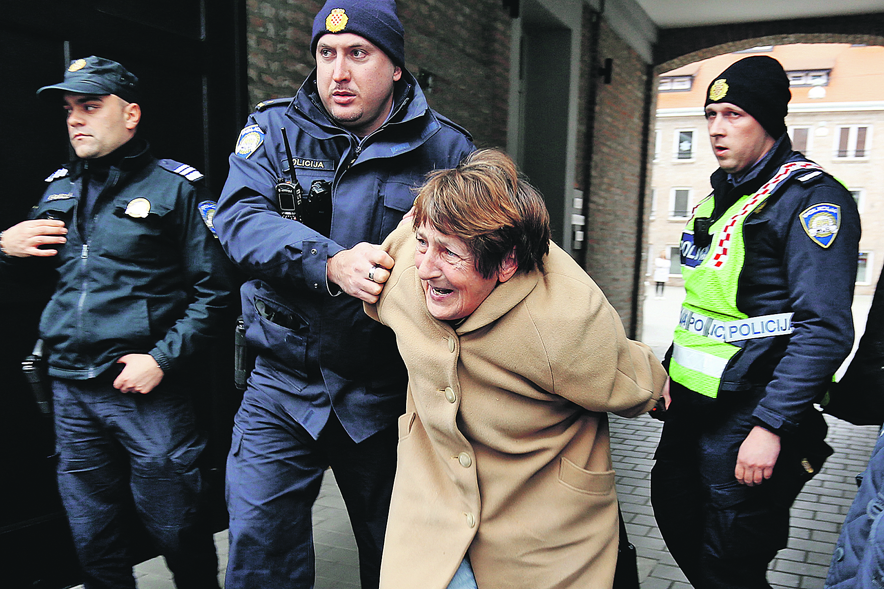 Arhivska fotografija: Policajac Darko Prgomet privodi gospođu Katicu Karlović