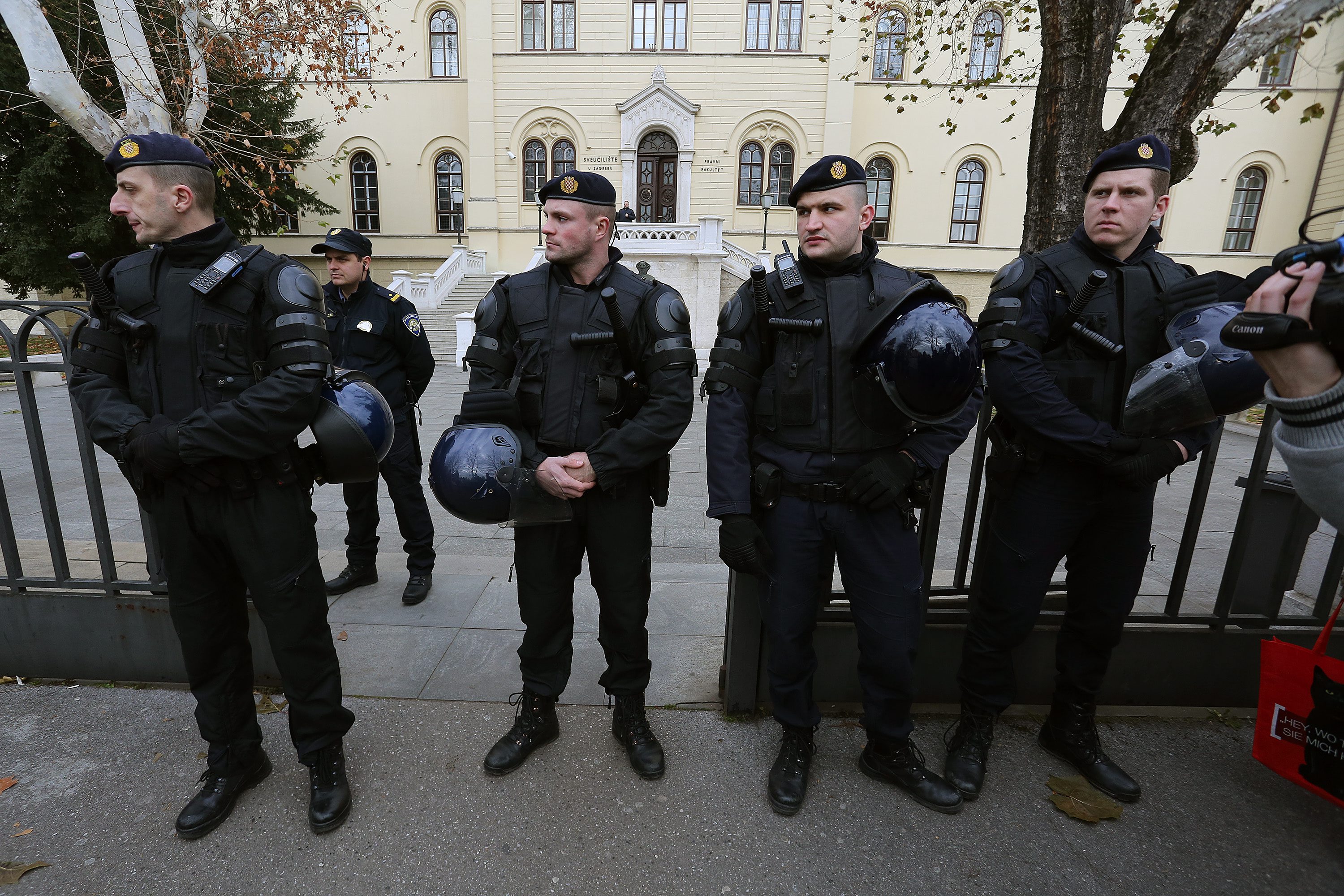 Interventna policija je osiguravala ulaz u Rektorat Sveučilišta