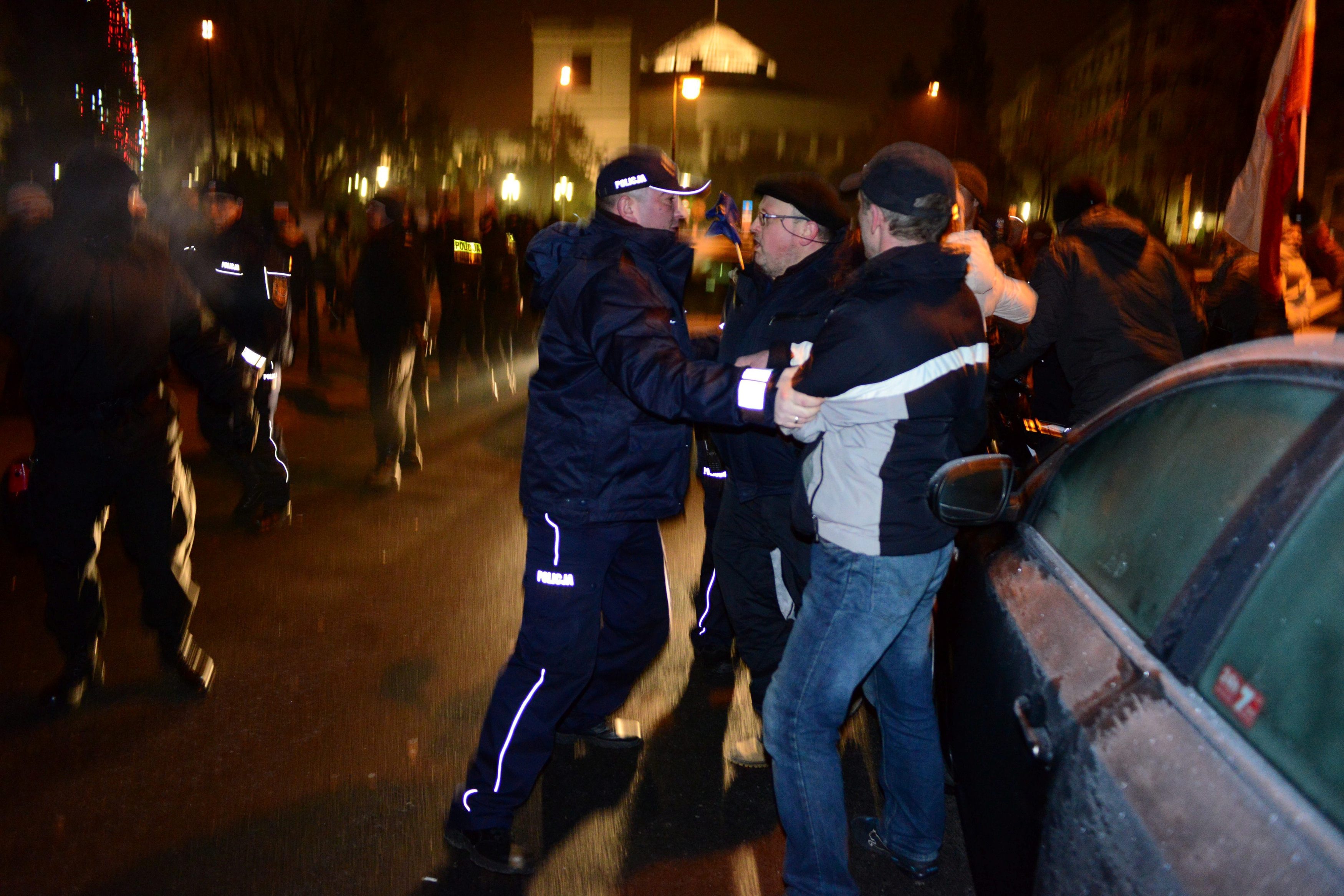 2016-12-17T060754Z_142663332_RC129ECCEB10_RTRMADP_3_POLAND-POLITICS-CRISIS