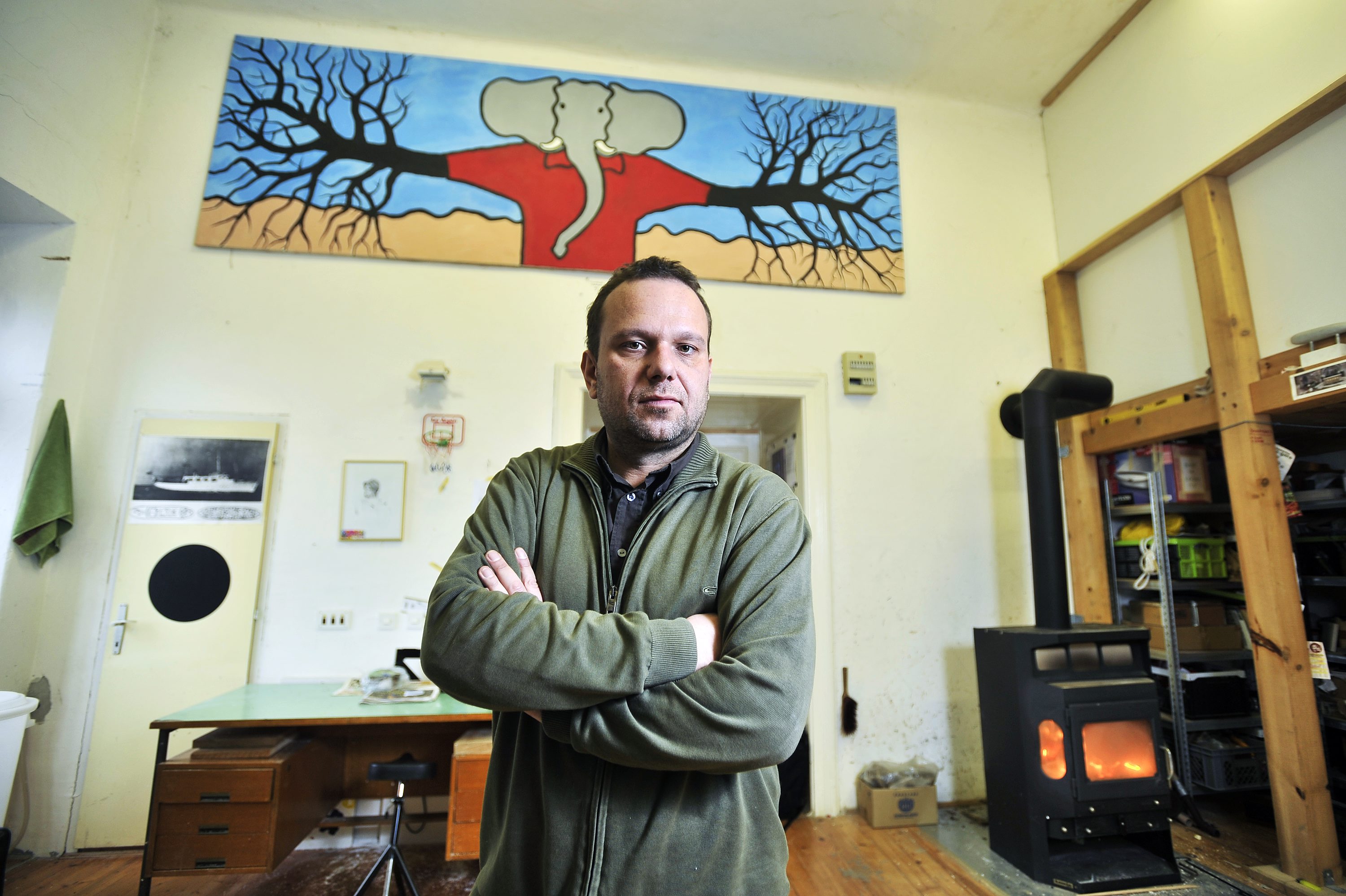 Denis Krašković, kipar i slikar, u svom ateljeu