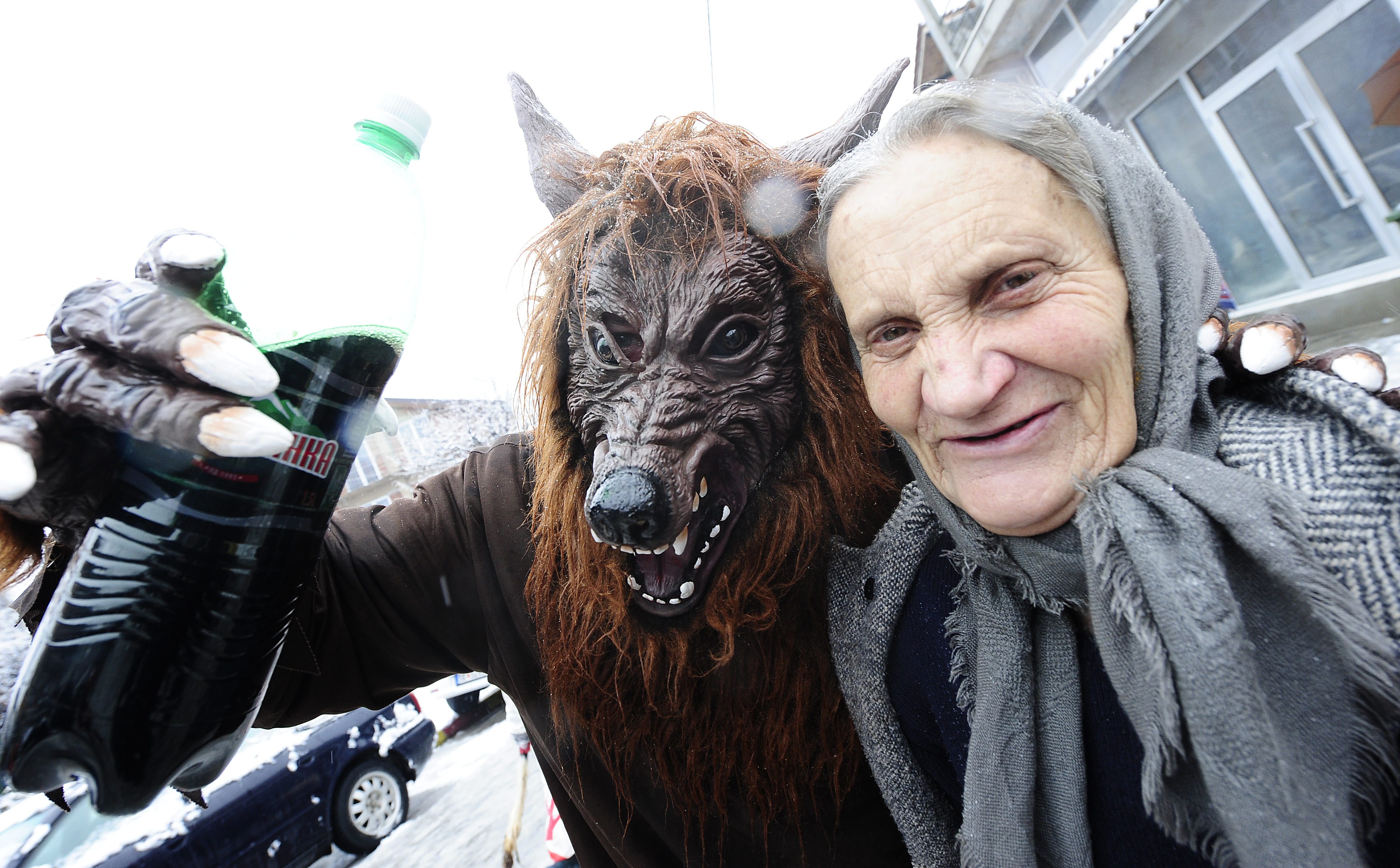 Vevčani, 13. siječnja: U makedonskom mjestu Vevčani održao se tradicionalni karneval star više od 1400 godina. 