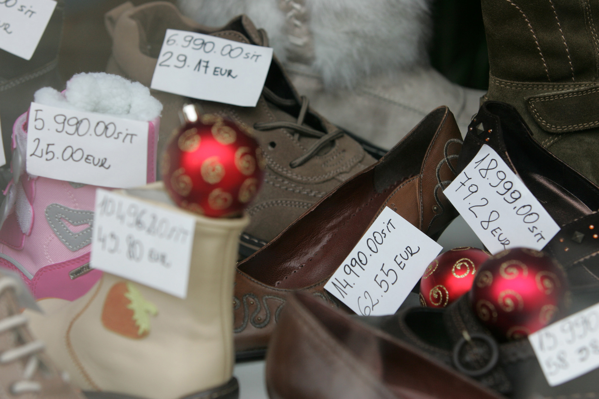 Prvi dan uvođenja eura u Sloveniji u siječnju 2007. godine