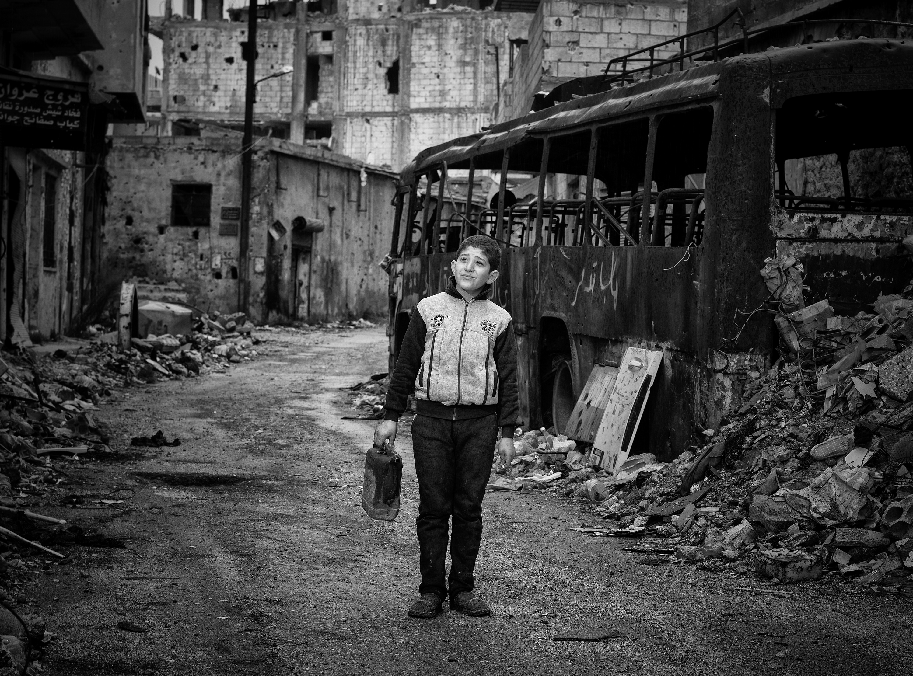 Homs, Sirija: Jedanaestogodišnji dječak Abdulrahman, otkada je kao izbjeglica iz Idliba došao u Homs, više od četiri godina nije pohađao školu