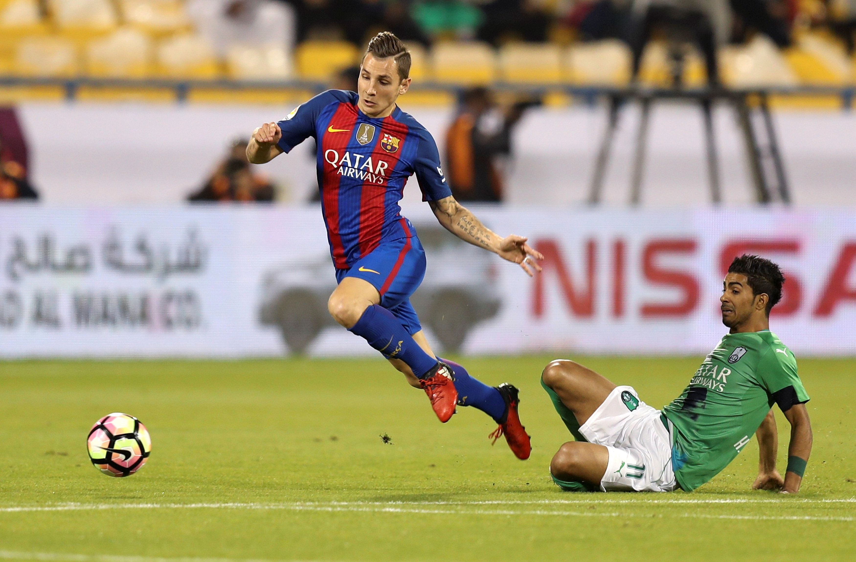 2016-12-13T175056Z_708145887_RC1E45AAFD50_RTRMADP_3_SOCCER-FRIENDLY-FCB-AL-AHLI-MATCH