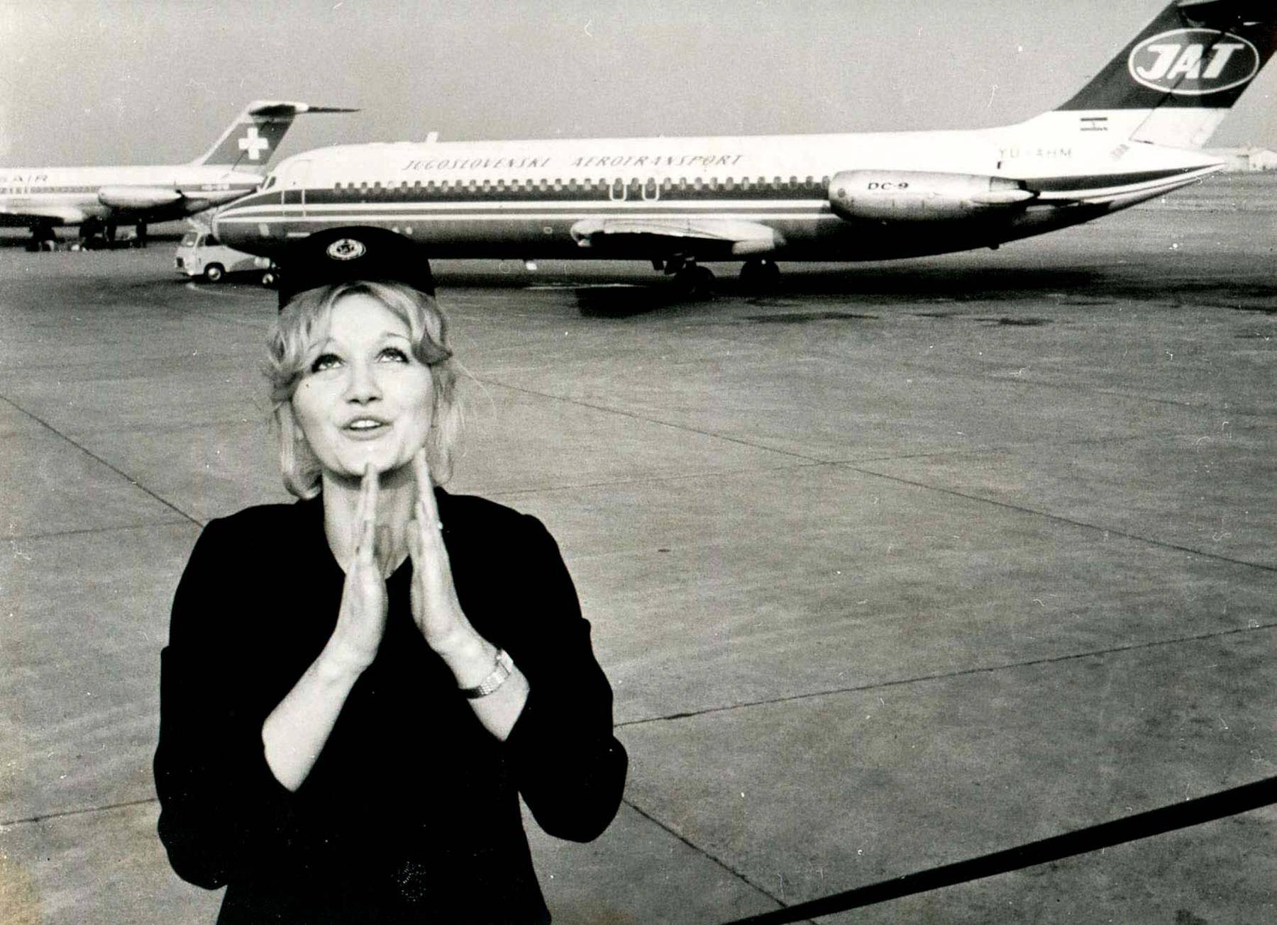 Vesna Vulović jedina je preživjela pad JAT-ova zrakoplova DC-9 26. siječnja 1972. u Srbskim Kamenicama u tadašnjoj Čehoslovačkoj. Na slici Vesna Vulović ispred aviona koji je srušen.