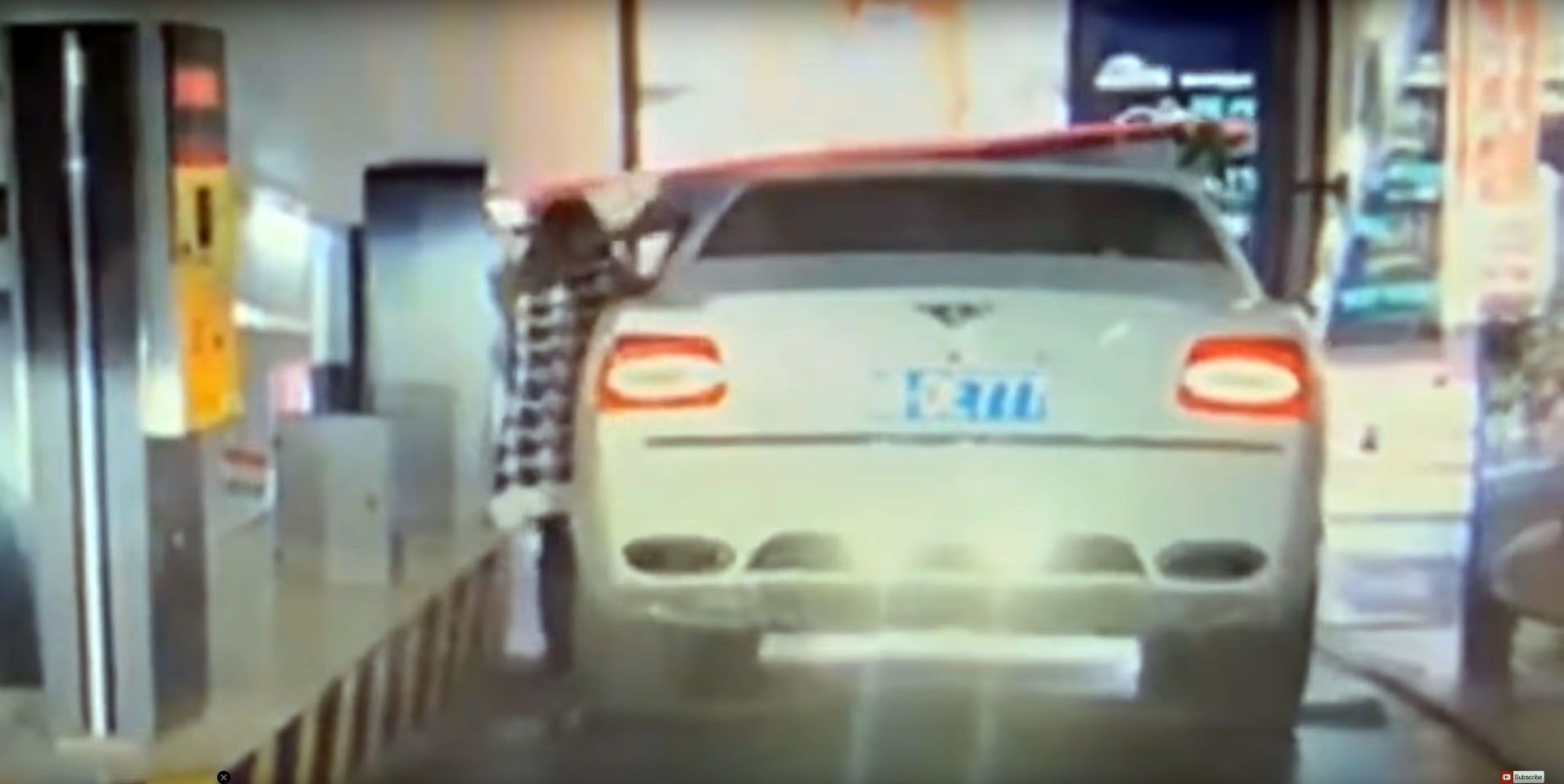 250000-bentley-flying-spur-crashes-into-the-not-so-great-chinese-wall_3