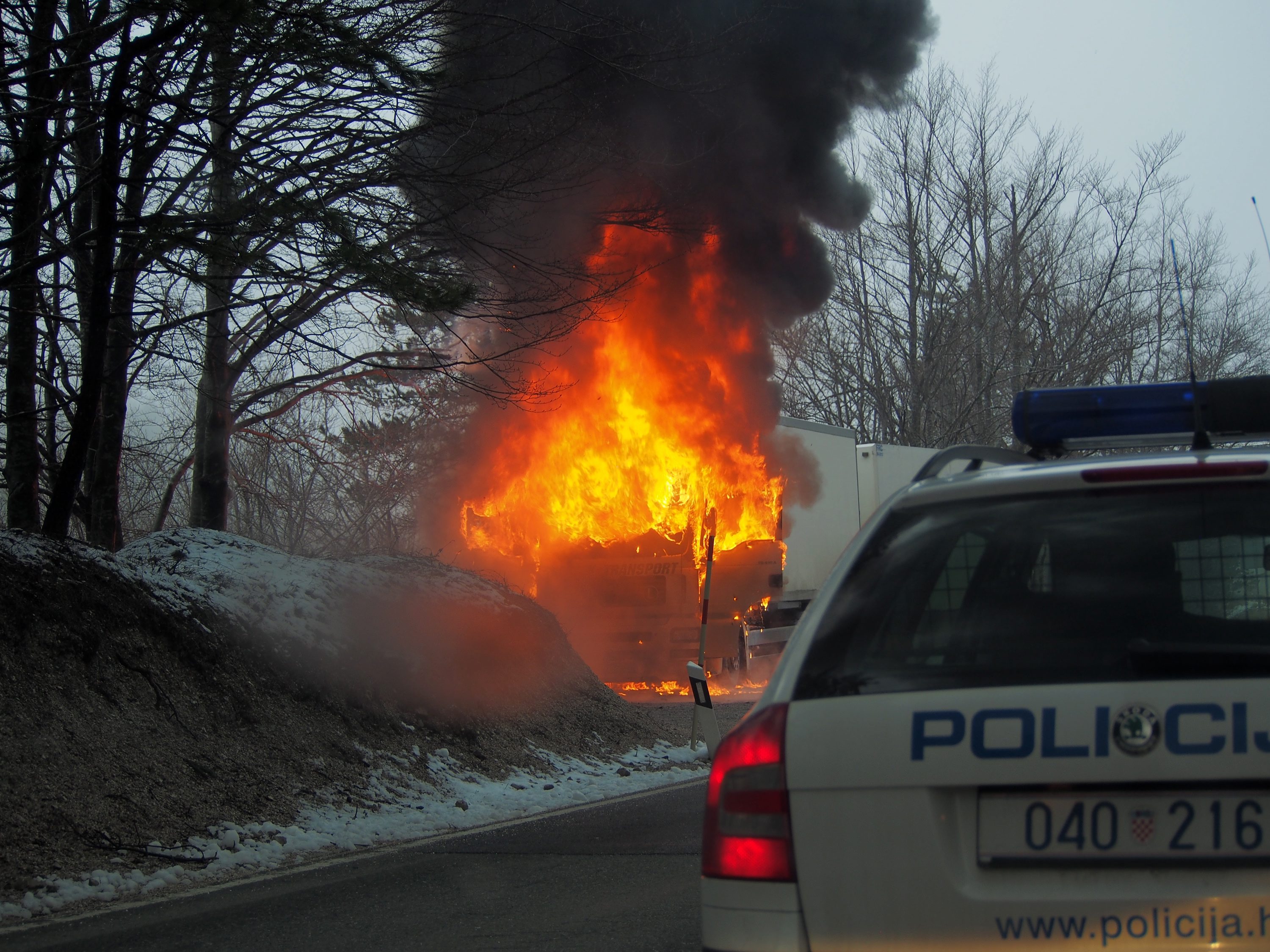 zapaljen_kamion1-010413_1