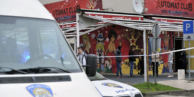 Zagreb, 010316. Policijski ocevid u Automat clubu u Ulici Ive Tijardovica gdje su prema rijecima ocevidaca usla dvojica nepoznatih muskaraca i upucala treceg u ruku, nakon cega su pobjegli u nepoznatom smjeru, a ranjeni muskarac je prevezen vozilom hitne pomoci u bolnicu.Foto: Boris Kovacev / CROPIX 