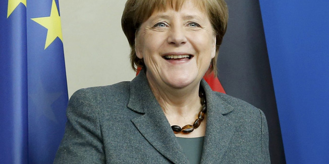 Croatian Prime Minister Tihomir Oreskovics (R) and German Chancellor Angela Merkel pose for photographs after addresing a news conference at the Chancellery in Berlin, Germany, March 1, 2016.      REUTERS/Fabrizio Bensch
