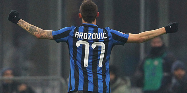 MILAN, ITALY - DECEMBER 15:  Marcelo Brozovic of FC Internazionale Milano celebrates his goal during the TIM Cup match between FC Internazionale Milano and Cagliari Calcio at Stadio Giuseppe Meazza on December 15, 2015 in Milan, Italy.  (Photo by Marco Luzzani/Getty Images)