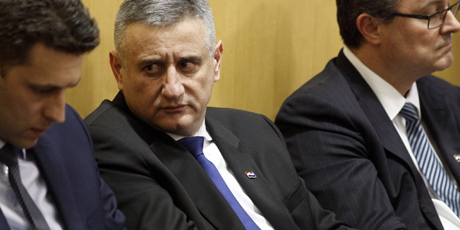 Zagreb, 220116.Druga sjednica 8. saziva Hrvatskoga sabora na kojoj je mandatar Vlade Tihomir Oreskovic predstavio program svoje Vlade i njezine ministre.Na fotografiji: Ivan Lovrinovic, clan MOST-a objavio da nece podrzati Vladu - Bozo Petrov, Tomislav Karamarko, Tihomir Oreskovic.Foto: Dragan Matic / CROPIX