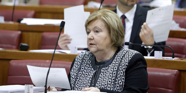 Zagreb, 240216.Trg svetog Marka, Sabor RH.Pocetak sjednice na kojoj se raspravlja o izvjescu o obavljenoj ucinkovitosti sprjecavanja i otkrivanja prijevara kod trgovackih drustava u vlasnistvu lokalne i regionalne samouprave.Na fotografiji: Dragica Zgrebec.Foto: Damjan Tadic / CROPIX