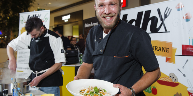 Split, 221115.Ovog vikenda se tjedan dobre hrane odrzava u trgovackom centru City centar one. U okviru manifestacije Ivan Pazanin i Denis Elez prezentirali su mediteransku kuhinju na predavanju Mediteran na tanjuru.Na fotografiji: Ivan Pazanin i aromatizirana hobotnica na rukoli sa indijskim orascicima.Foto: Tom Dubravec / CROPIX
