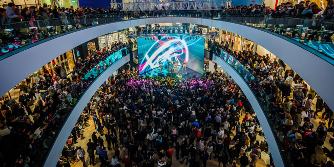 Split, 050316. Mall of Split. Nakon sto je trgovacki centar Mall of Split otvoren za posjetitelje vec treci dan se odrzavaju koncerti poznatih pjevaca te je danas nastupila Colonia koja je rasplesala posjetitelje.Foto: Zvonimir Barisin / CROPIX