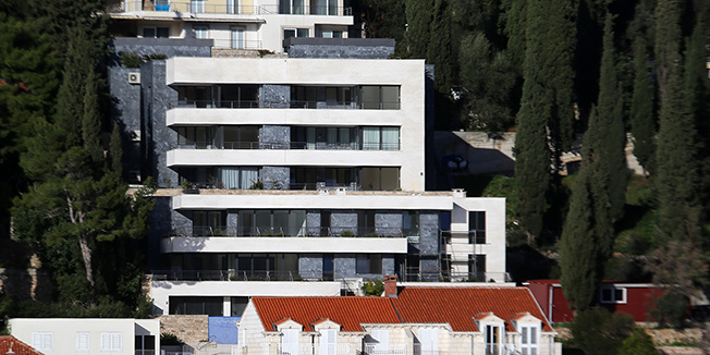 Dubrovnik, 130216. Zgrada Kresimira Milanovica, brata bivseg premijera Zorana Milanovica u Lapadu smjestena uz obalu izmedju hotela Kompas i More.Foto: Niksa Duper / CROPIX