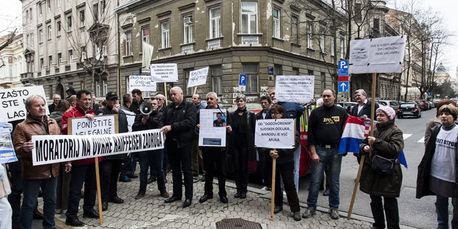 Zagreb, 090316.Gajeva 30, DORH.Na fotografiji: prosvjed ostecenika RBA zadruga.Foto: Tomislav Kristo / CROPIX