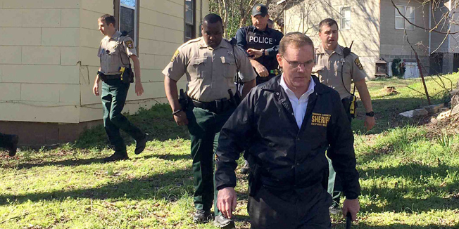 Sheriff Martin Pace leads deputies in a search for escaped inmate Rafael McCloud in Warren County, Mississippi March 2, 2016. McCloud sparked a manhunt in Mississippi on Wednesday after he swiped a jail employee's clothes, radio and keys and escaped from a county detention facility out a side door, police said.  REUTERS/Therese Apel