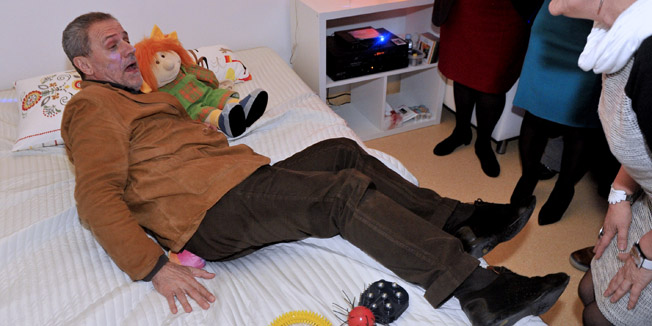 Zagreb, 100316.Gradonacelnik Milan Bandic svecano je otvorio multisenzornu sobu Snoezelen za oboljele od Alzheimerove bolesti i drugih oblika demencije u Domu za starije Medvescak. Na fotografiji: Milan Bandic isprobava vodeni krevet.Foto: Srdjan Vrancic / CROPIX