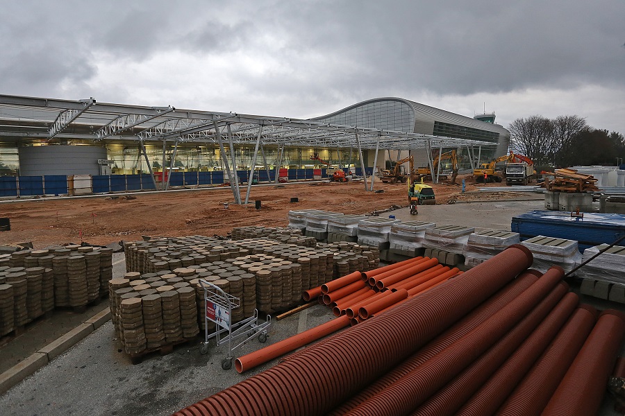 Cilipi, 100316.Ministar pomorstva, prometa i infrastrukture Oleg Butkovic prvog dana dvodnevnoga posjeta Dubrovacko - neretvanskoj zupaniji obisao radove na izgradnji novog putnickog terminala Zracne luke Dubrovnik u Cilipima.Na fotografiji: gradiliste novog putnickog terminala Zracne luke DubrovnikFoto: Niksa Duper / CROPIX 