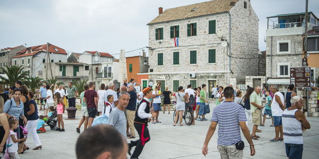 Krapanj, 010815.Zenska regata u veslanju gajetama koja se vec cetvrtu godinu tradicionalno organizira na otoku Krapnju. Ove godine u devet gajeta sudjeluju 34 zene, a po prvi put na regati su se pridruzile i po jedna posada iz Murtera i Betine.Foto: Nikolina Vukovic Stipanicev / CROPIX